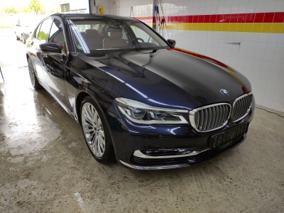 BMW 740i 