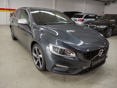 Volvo V60 T3 R-Design 