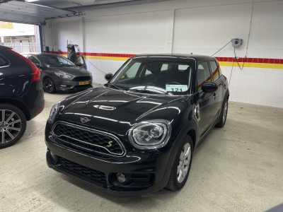 MINI Cooper SE Country. ALL4 Pepper NaviXL Apple LED